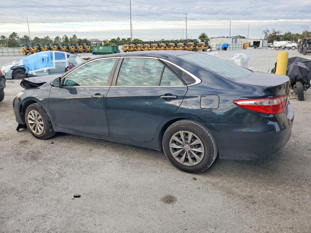 2016 TOYOTA CAMRY LE photo 2