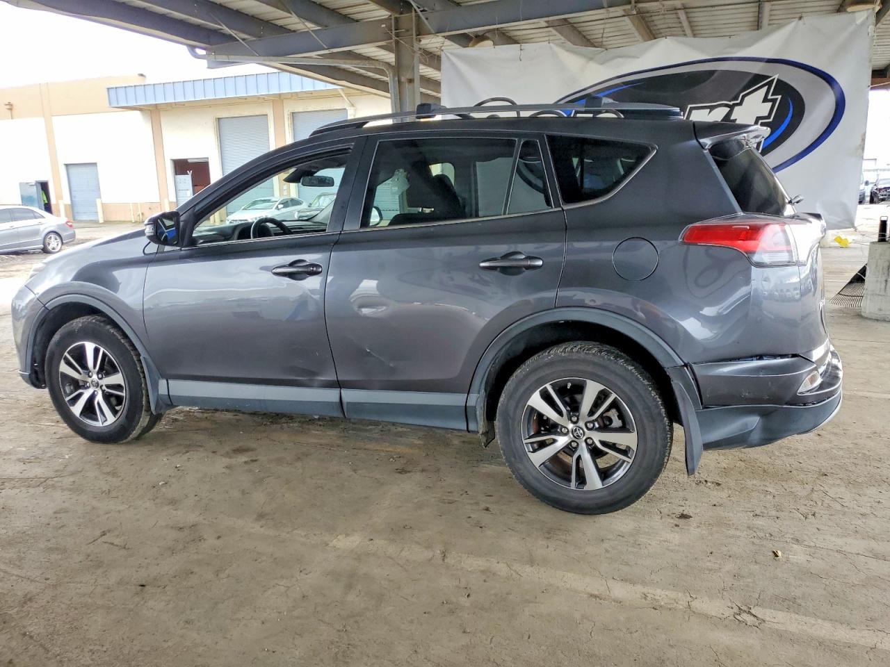 2017 TOYOTA RAV4 XLE photo 2