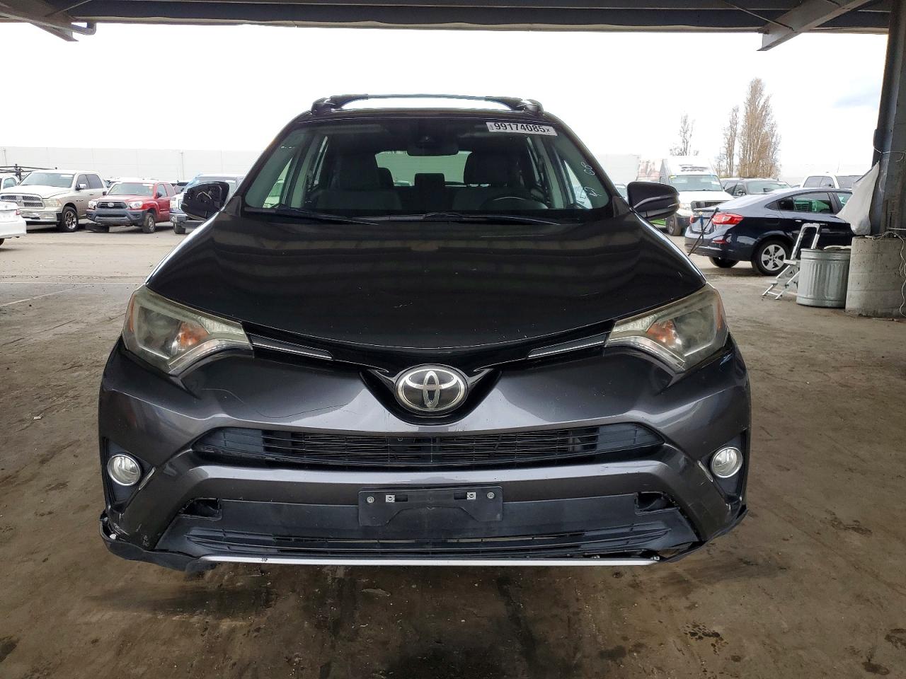 2017 TOYOTA RAV4 XLE photo 5