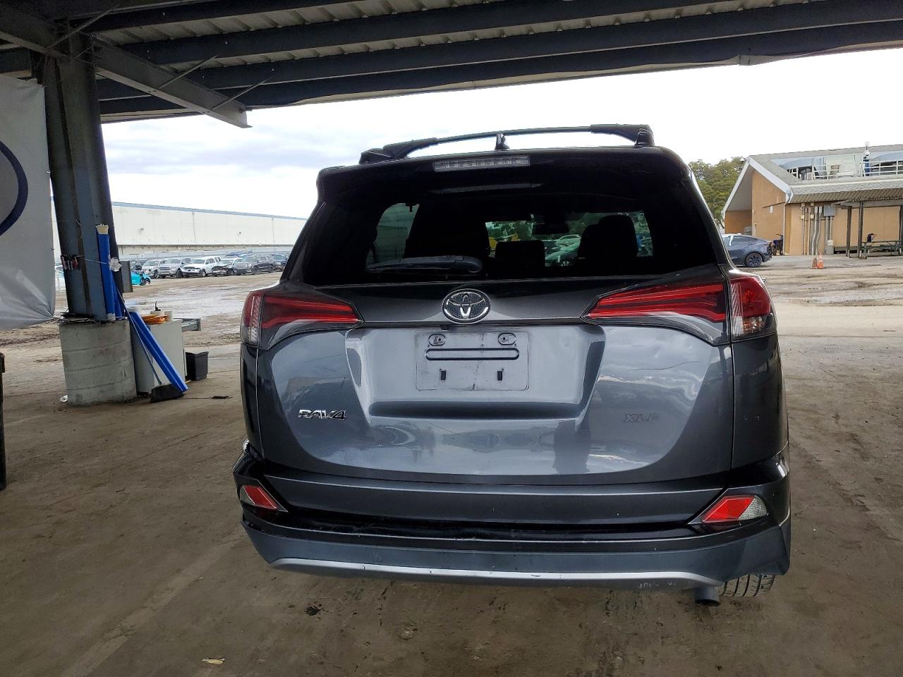 2017 TOYOTA RAV4 XLE photo 6