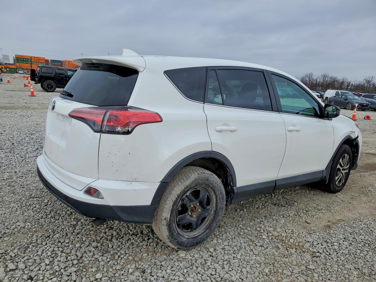 2018 TOYOTA RAV4 LE photo 3