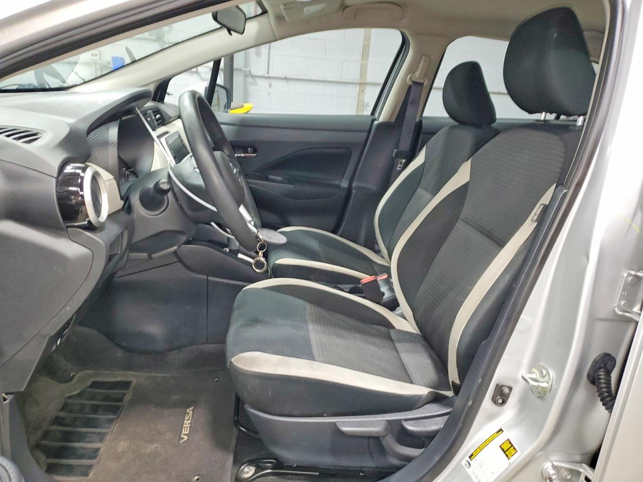 2021 NISSAN VERSA SV photo 7