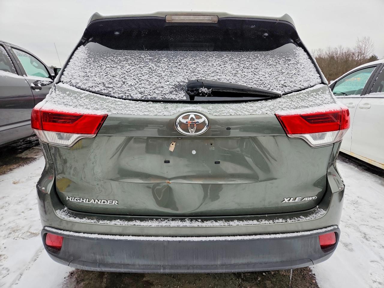 2017 TOYOTA HIGHLANDER SE photo 6