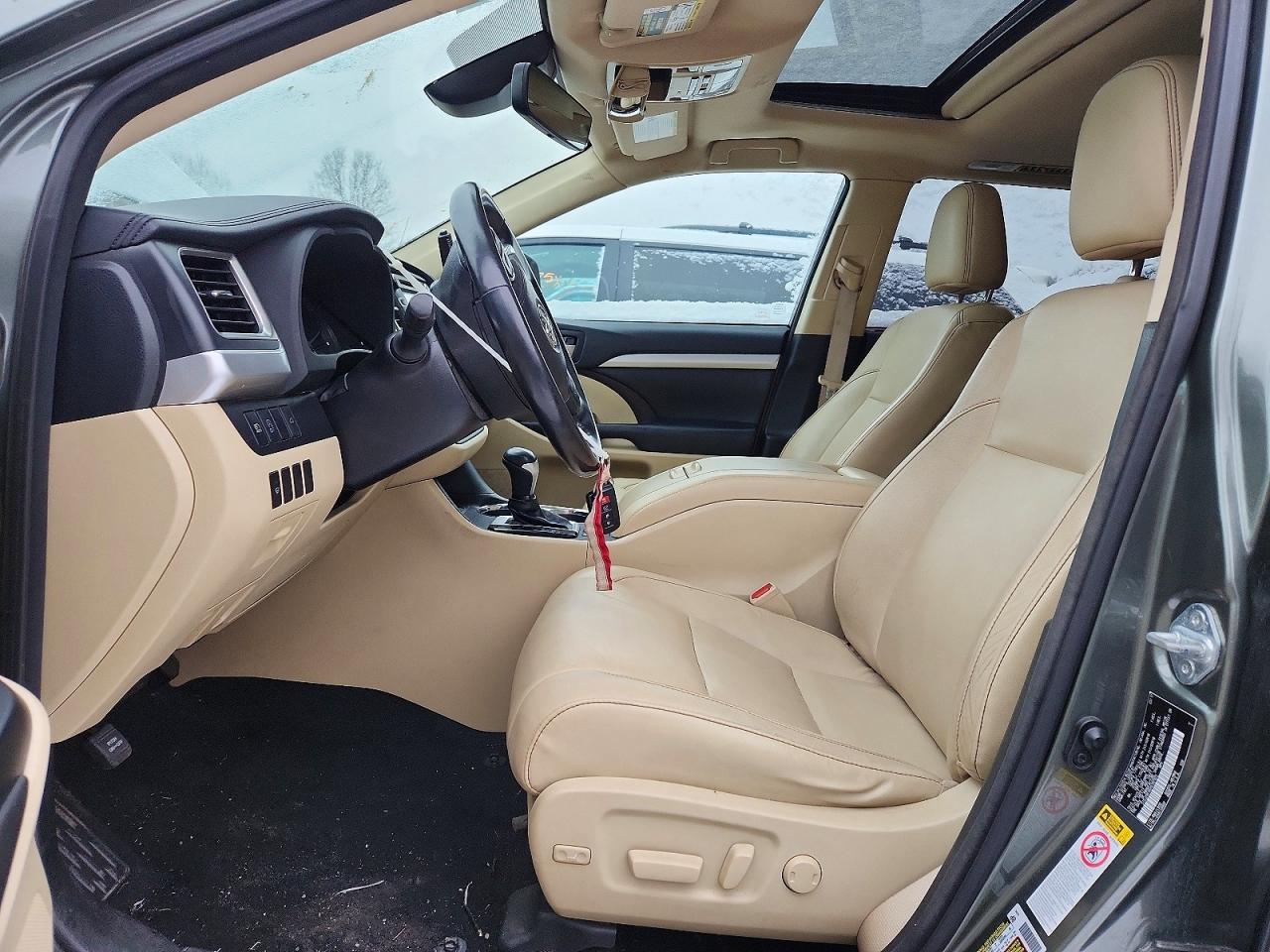 2017 TOYOTA HIGHLANDER SE photo 7