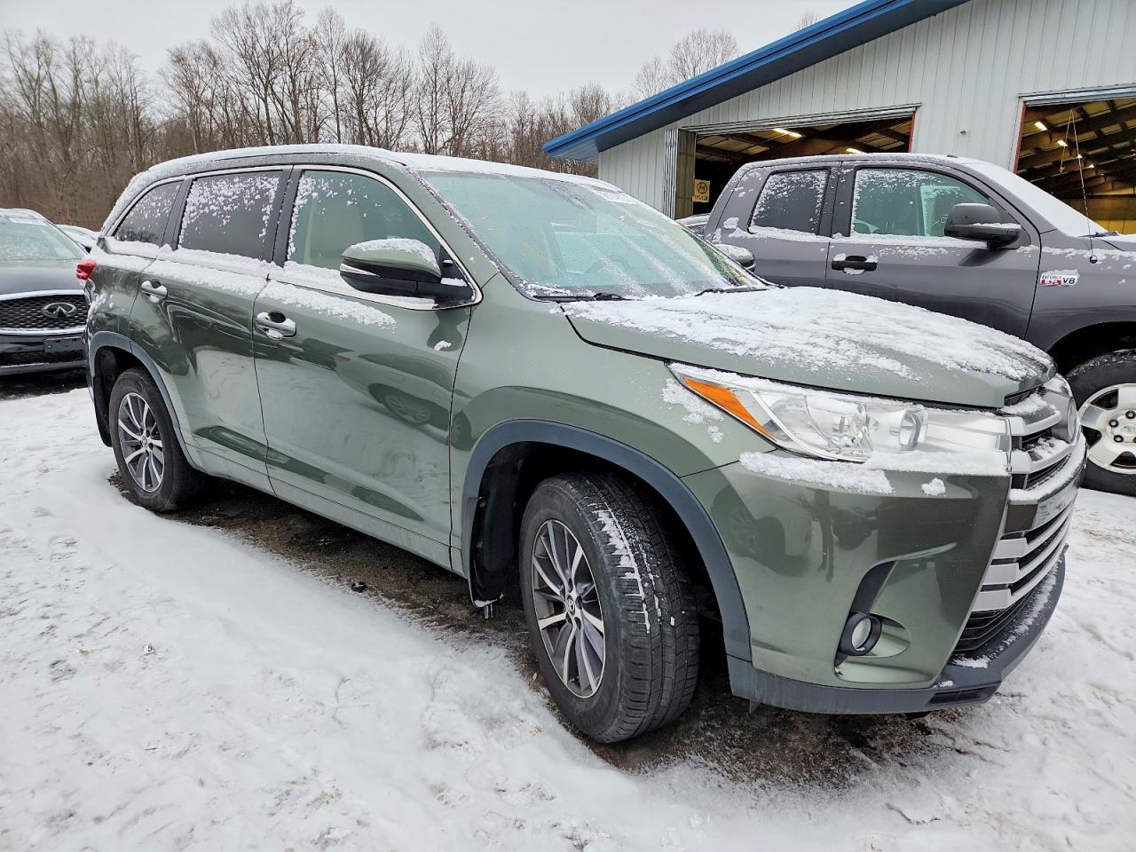 2017 TOYOTA HIGHLANDER SE photo 4