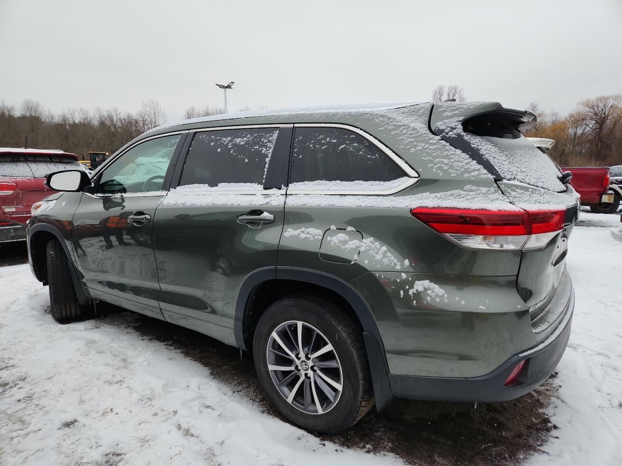 2017 TOYOTA HIGHLANDER SE photo 2