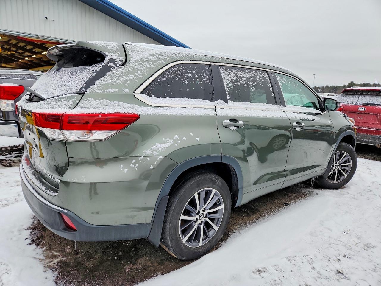 2017 TOYOTA HIGHLANDER SE photo 3