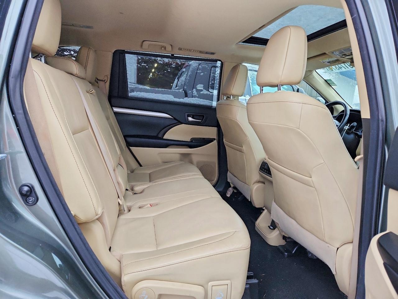 2017 TOYOTA HIGHLANDER SE photo 11