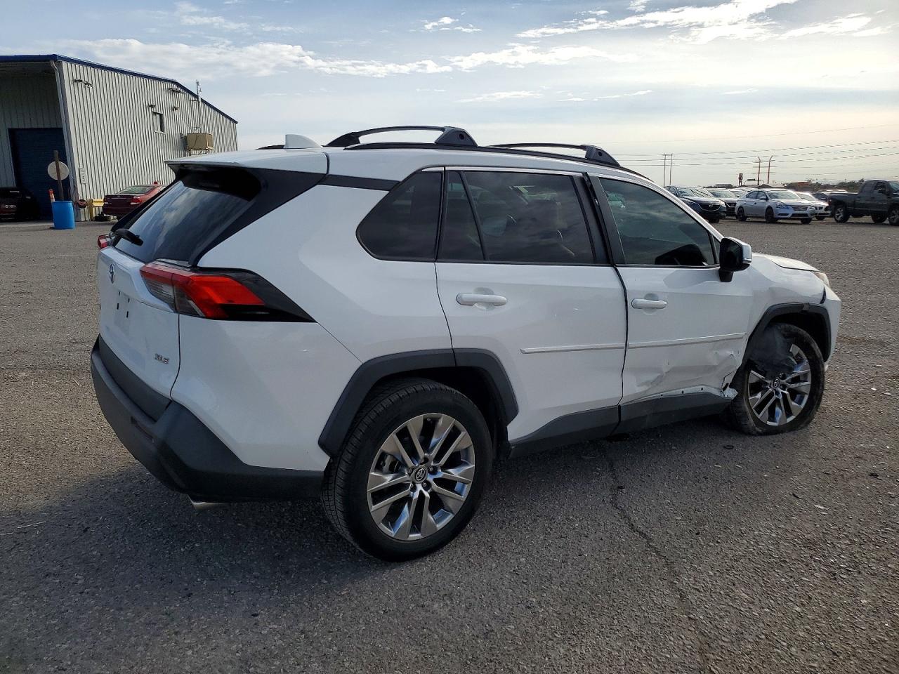 2019 TOYOTA RAV4 XLE PREMIUM photo 3