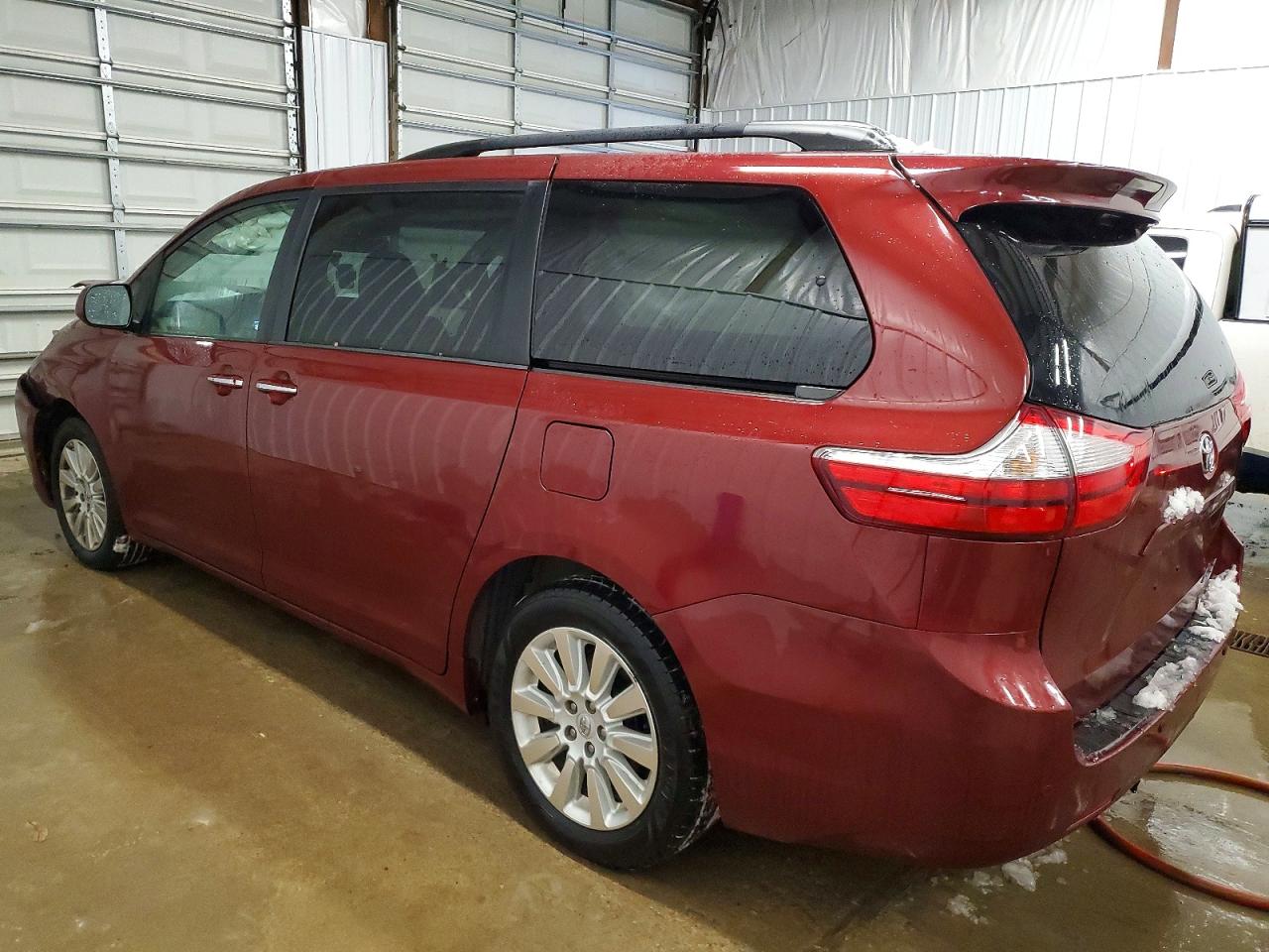2015 TOYOTA SIENNA XLE photo 2