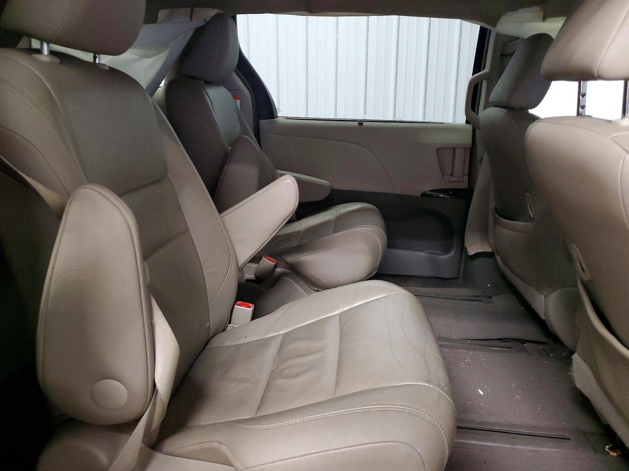 2015 TOYOTA SIENNA XLE photo 11