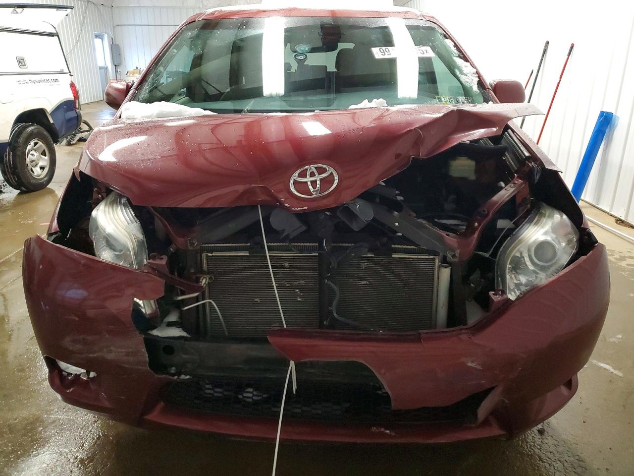 2015 TOYOTA SIENNA XLE photo 5