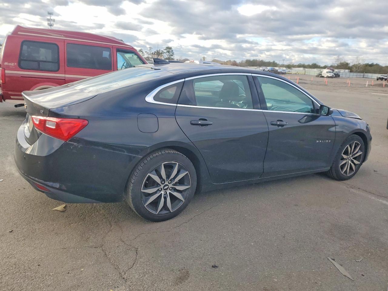 2017 CHEVROLET MALIBU LT photo 3