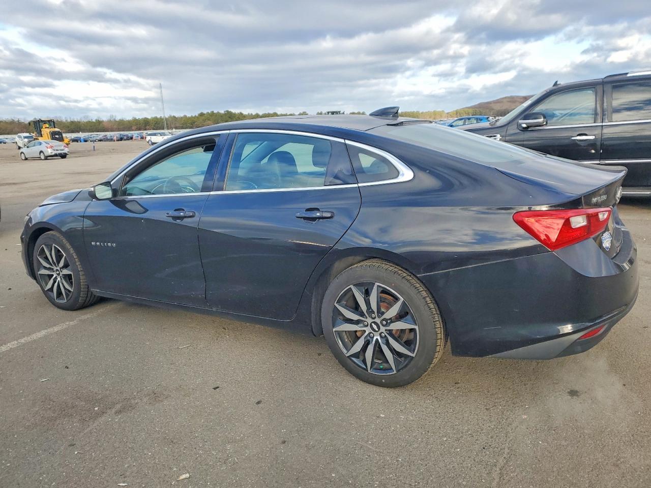2017 CHEVROLET MALIBU LT photo 2