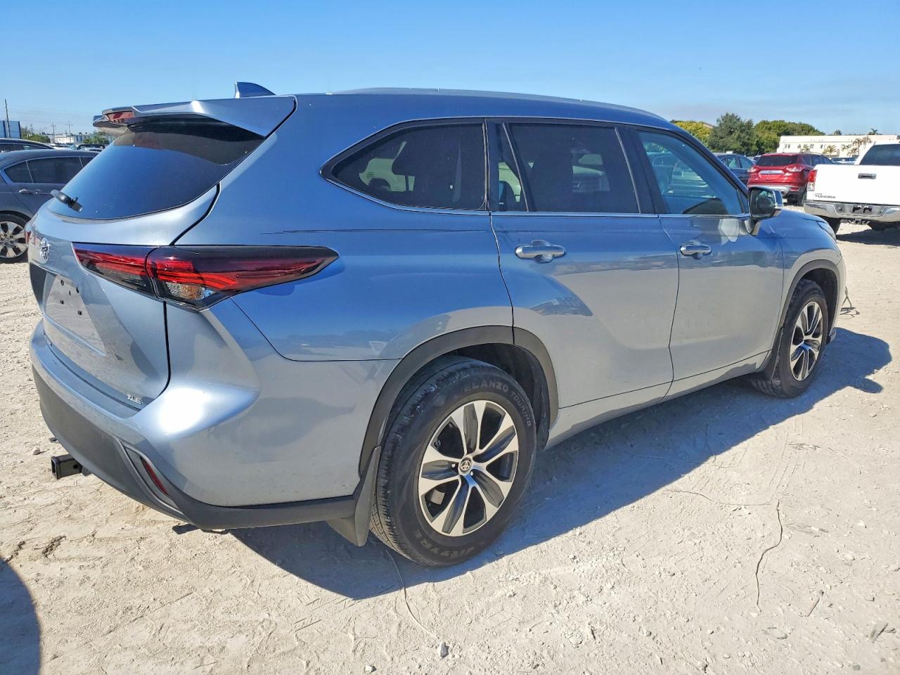 2024 TOYOTA HIGHLANDER LE photo 3