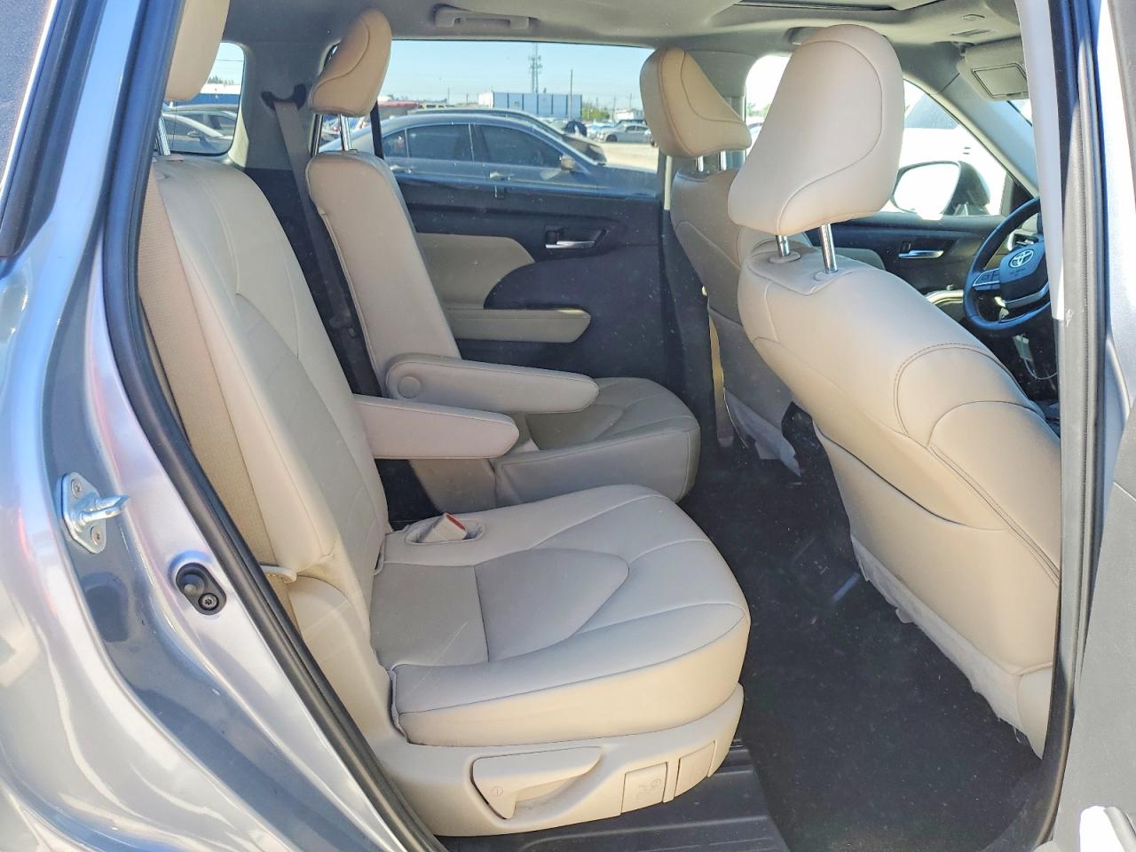 2024 TOYOTA HIGHLANDER LE photo 11