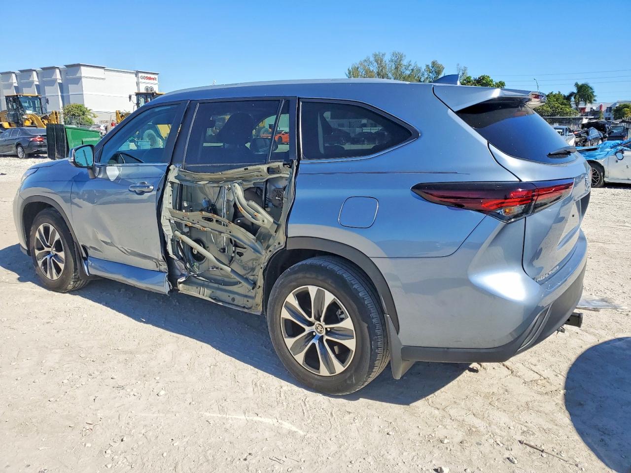 2024 TOYOTA HIGHLANDER LE photo 2
