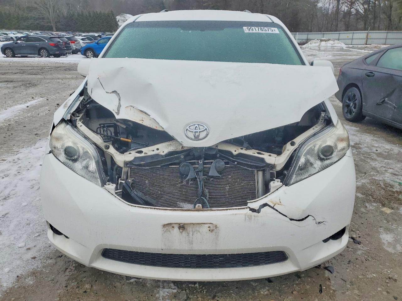 2013 TOYOTA SIENNA LE photo 5