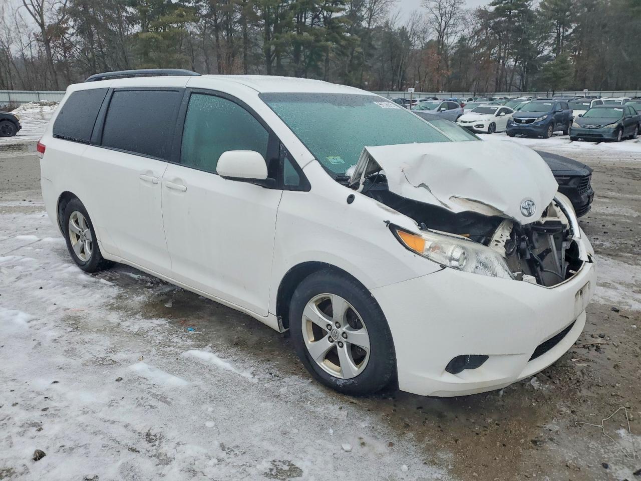 2013 TOYOTA SIENNA LE photo 4