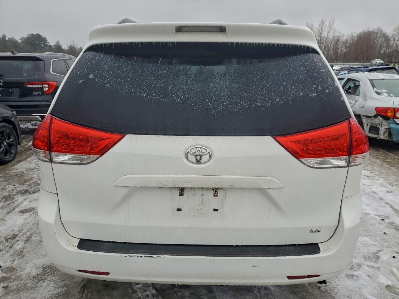 2013 TOYOTA SIENNA LE photo 6