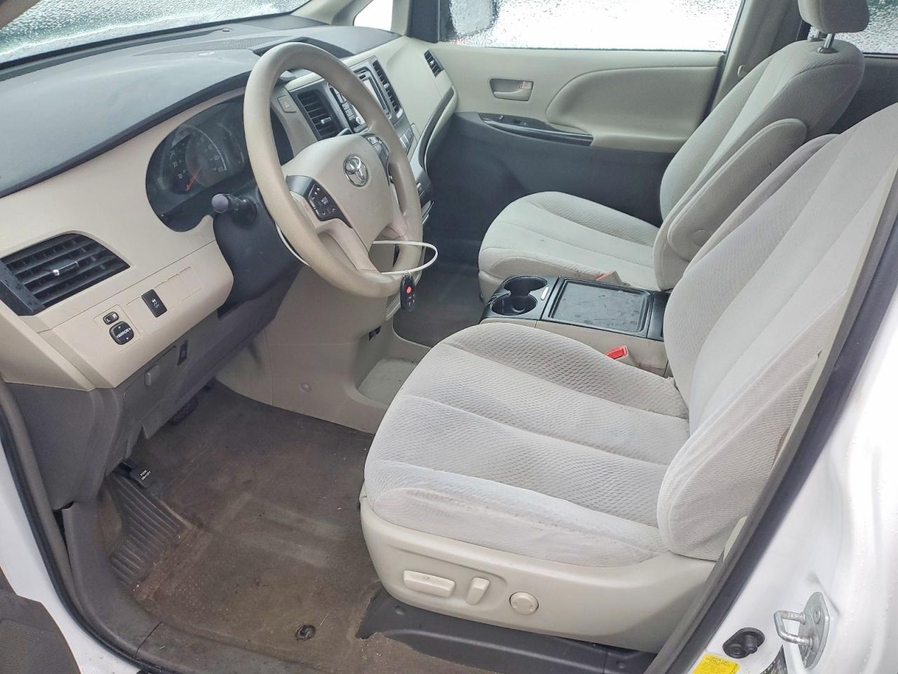 2013 TOYOTA SIENNA LE photo 7