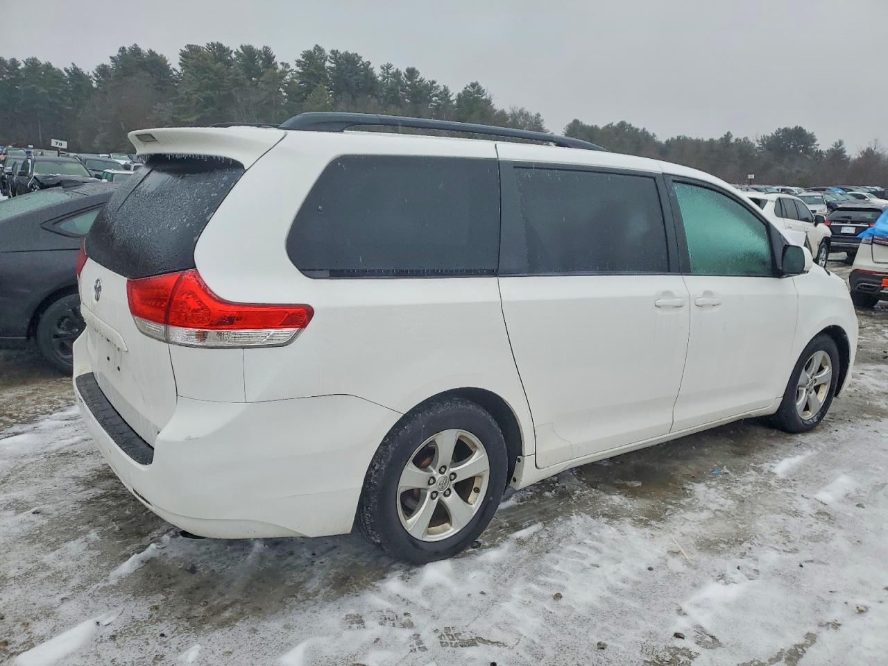 2013 TOYOTA SIENNA LE photo 3