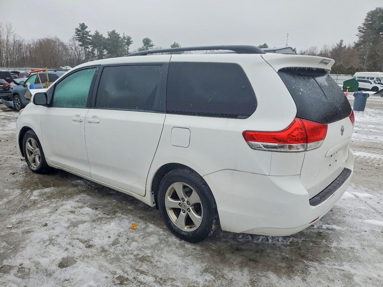 2013 TOYOTA SIENNA LE photo 2