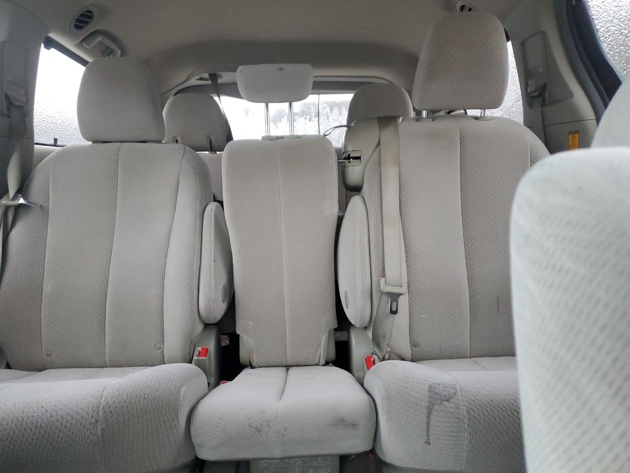 2013 TOYOTA SIENNA LE photo 10