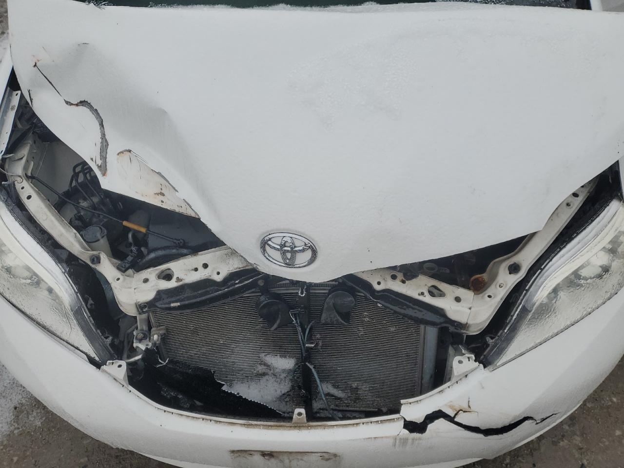 2013 TOYOTA SIENNA LE photo 12