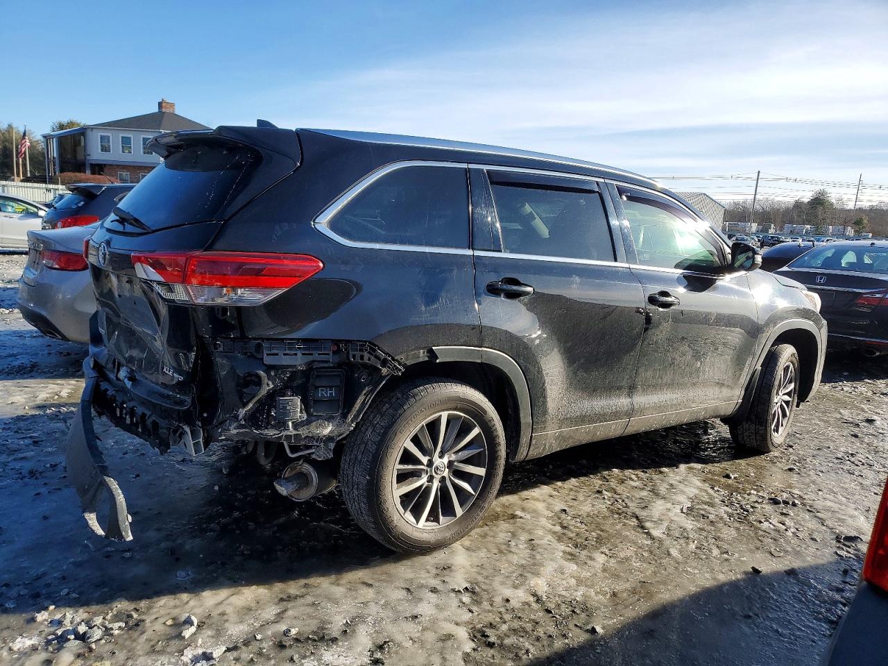 2019 TOYOTA HIGHLANDER SE photo 3