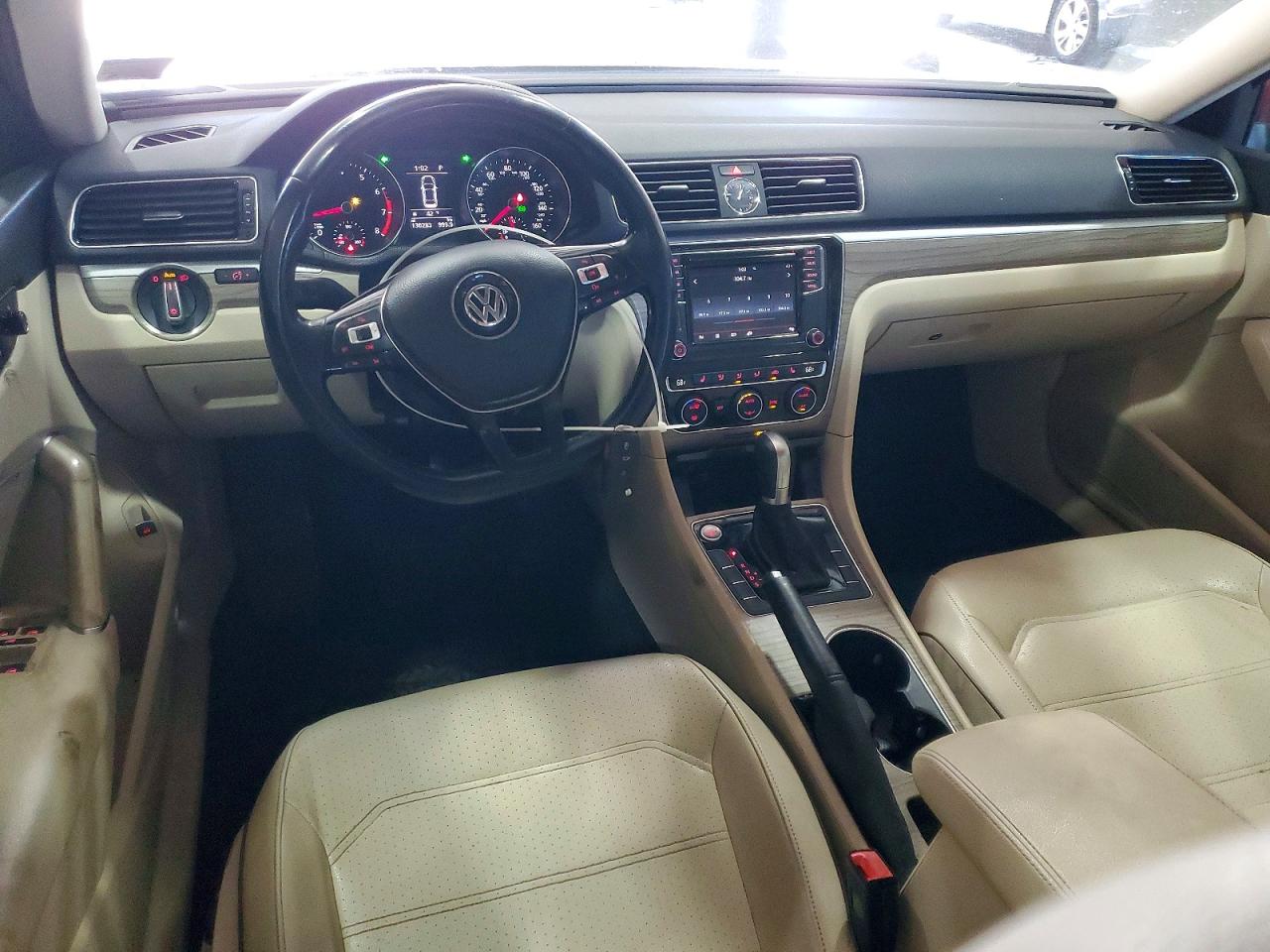2017 VOLKSWAGEN PASSAT SE photo 8