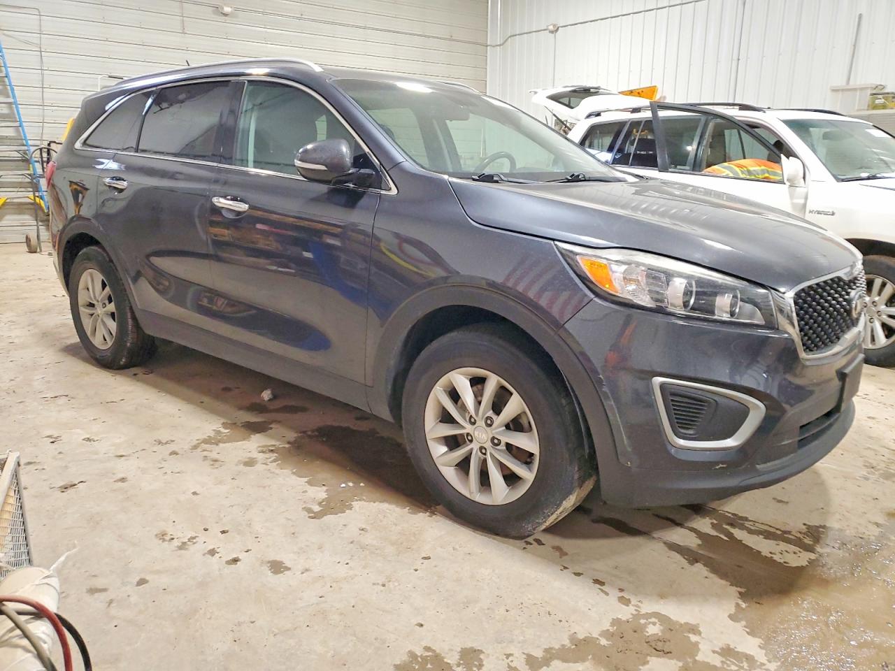 2017 KIA SORENTO LX photo 4