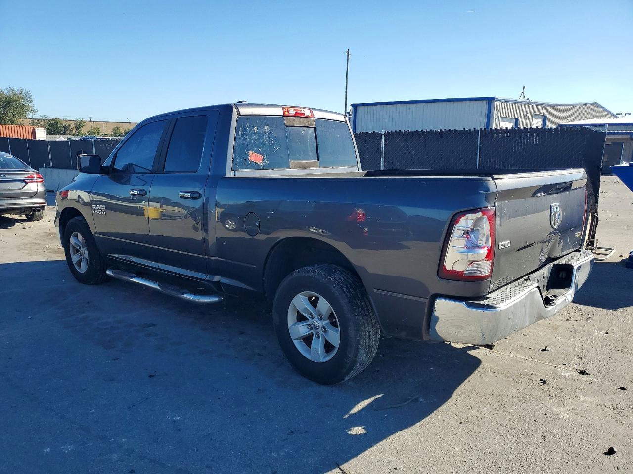 2016 RAM 1500 SLT photo 2