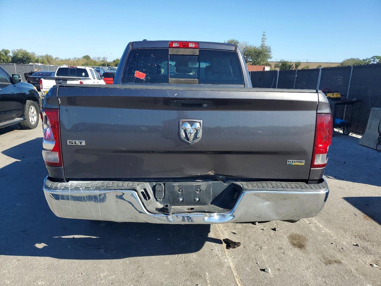2016 RAM 1500 SLT photo 6