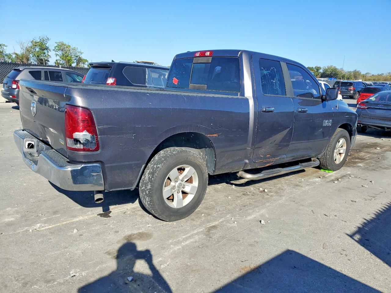 2016 RAM 1500 SLT photo 3