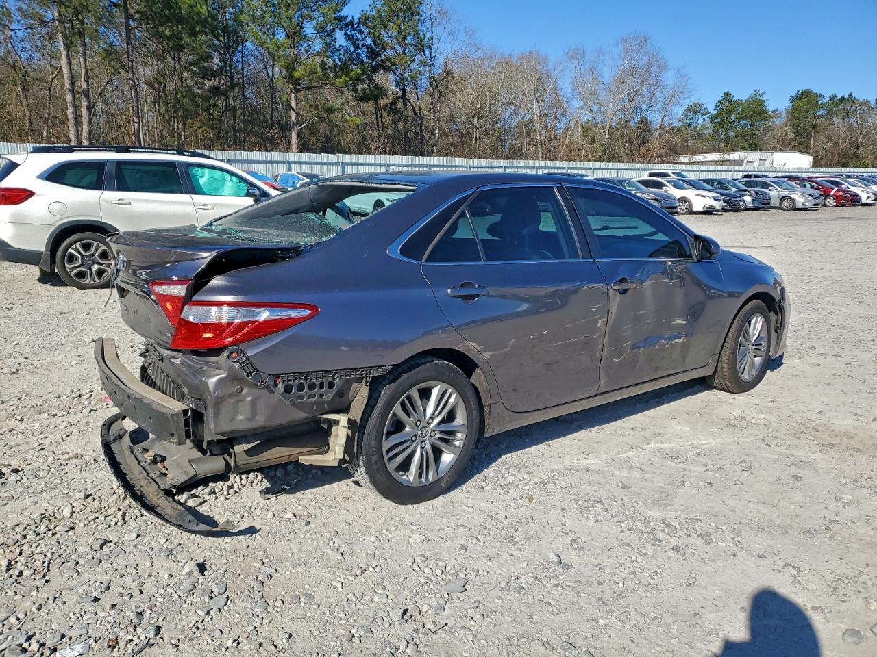 2015 TOYOTA CAMRY LE photo 3