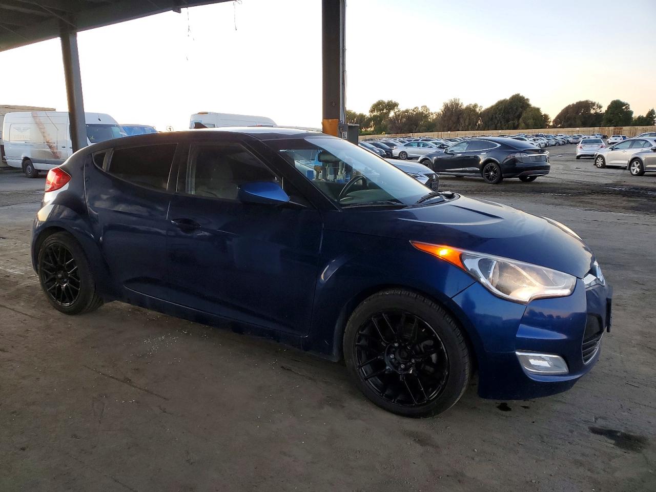 2017 HYUNDAI VELOSTER photo 4