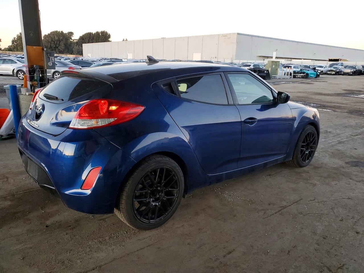 2017 HYUNDAI VELOSTER photo 3
