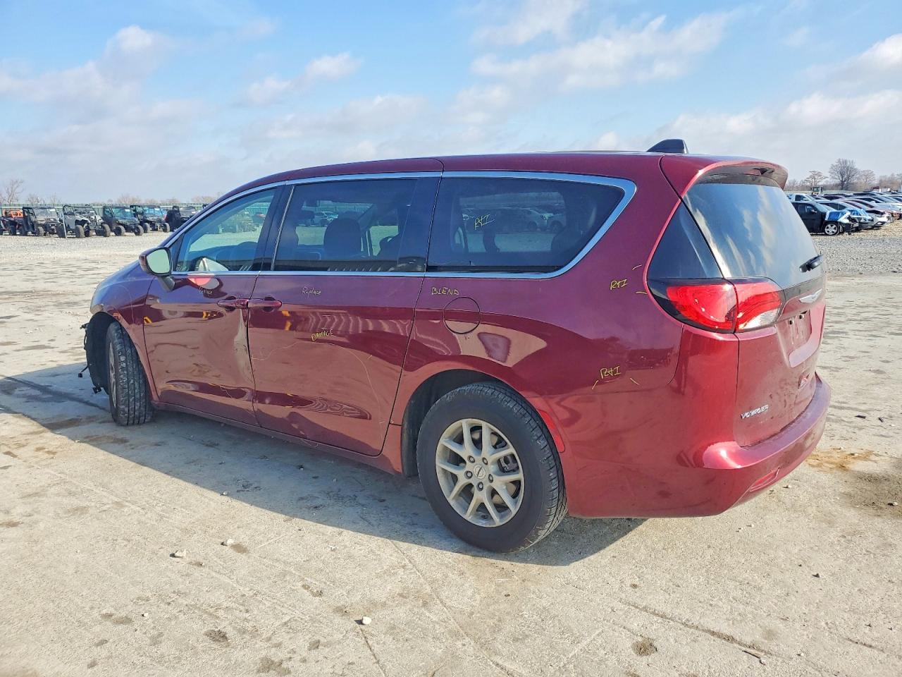 2021 CHRYSLER VOYAGER LX photo 2