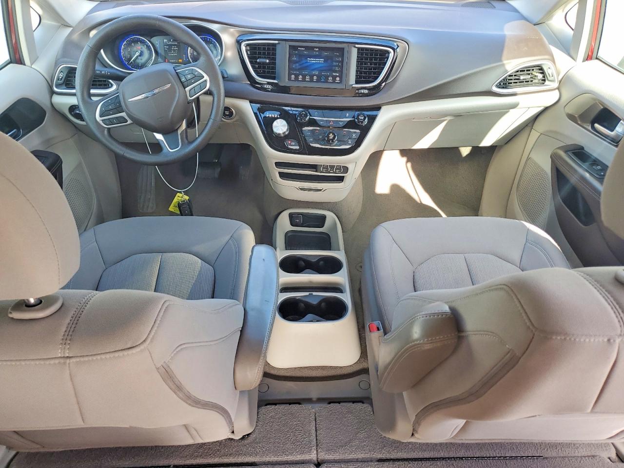 2021 CHRYSLER VOYAGER LX photo 8