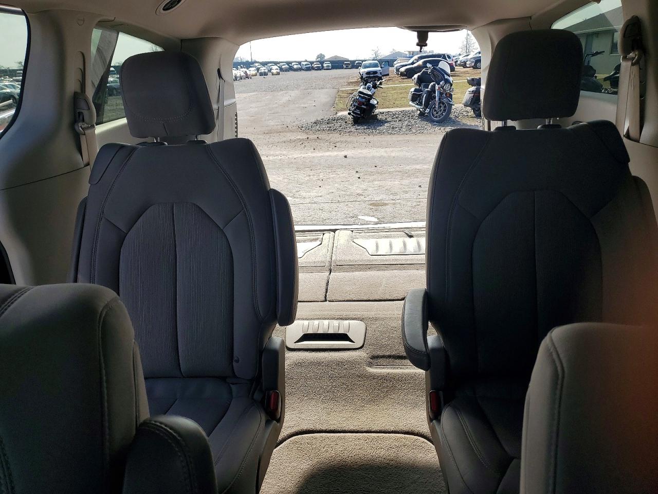 2021 CHRYSLER VOYAGER LX photo 10