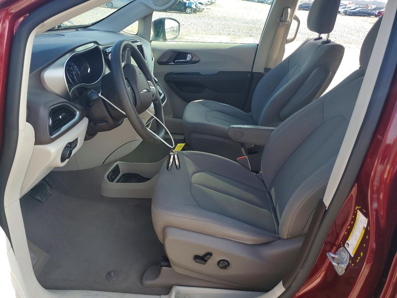 2021 CHRYSLER VOYAGER LX photo 7