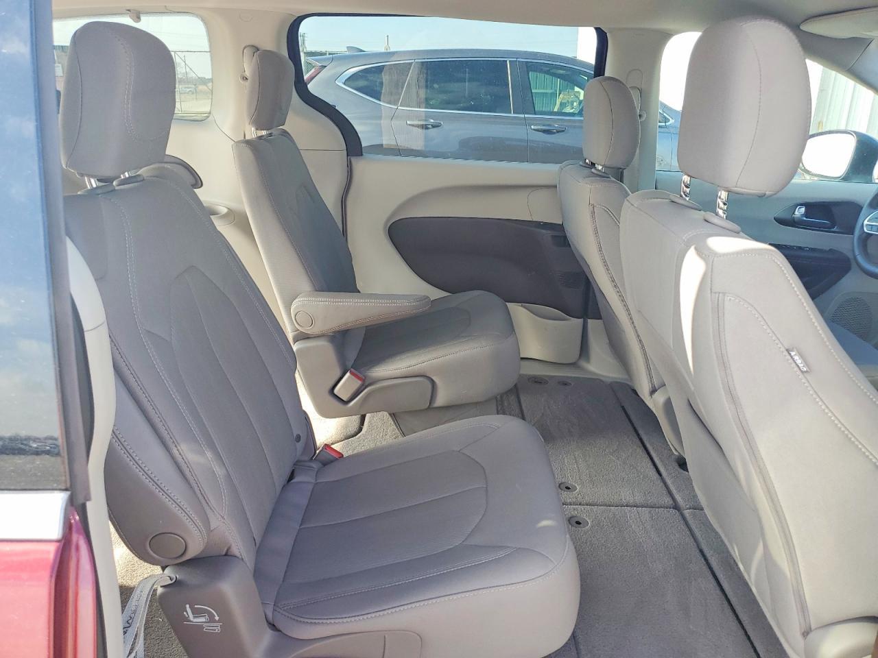2021 CHRYSLER VOYAGER LX photo 11