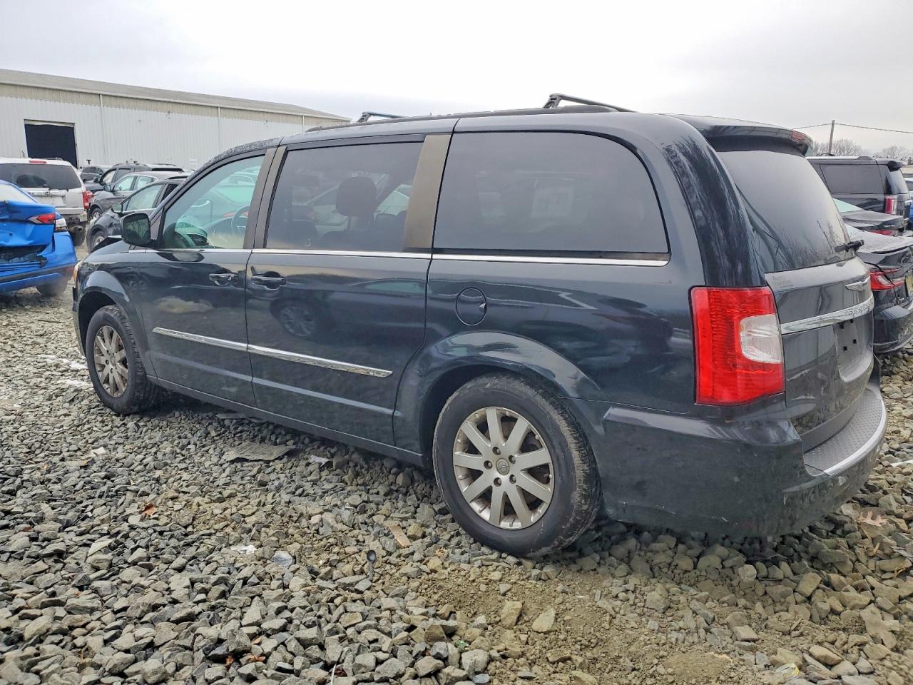 2013 CHRYSLER TOWN & COUNTRY TOURING photo 2