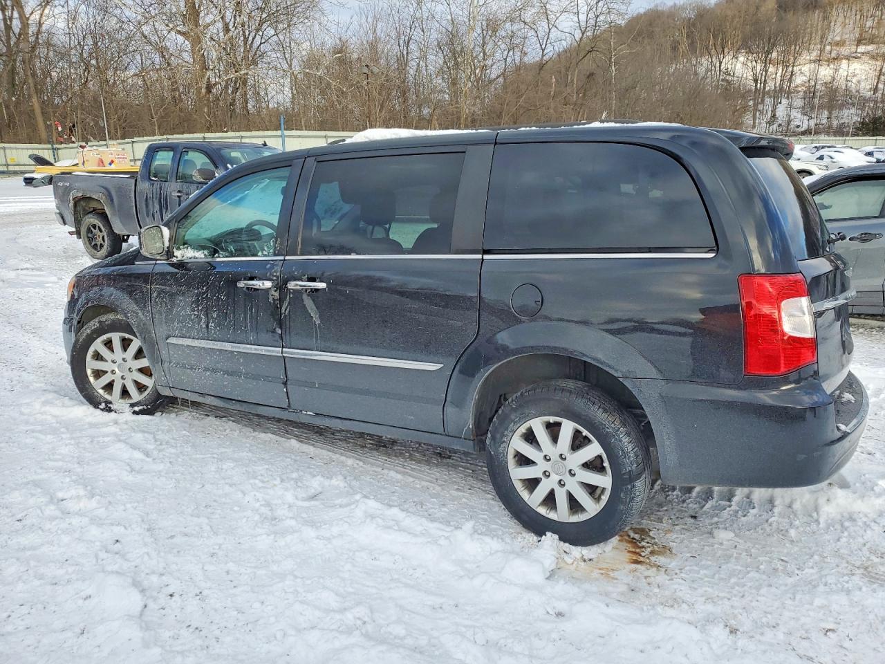 2015 CHRYSLER TOWN & COUNTRY TOURING photo 2