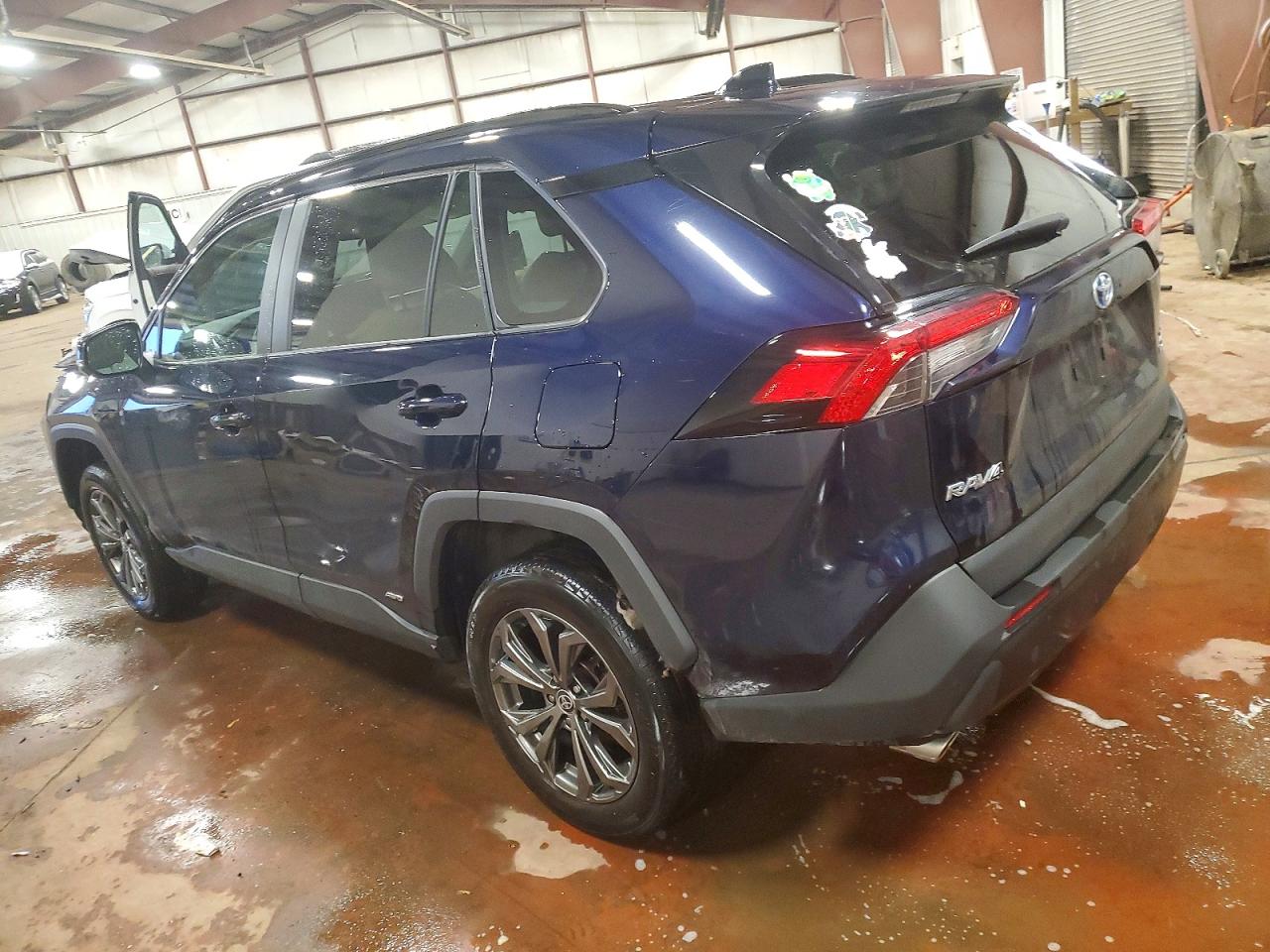 2024 TOYOTA RAV4 XLE PREMIUM photo 2