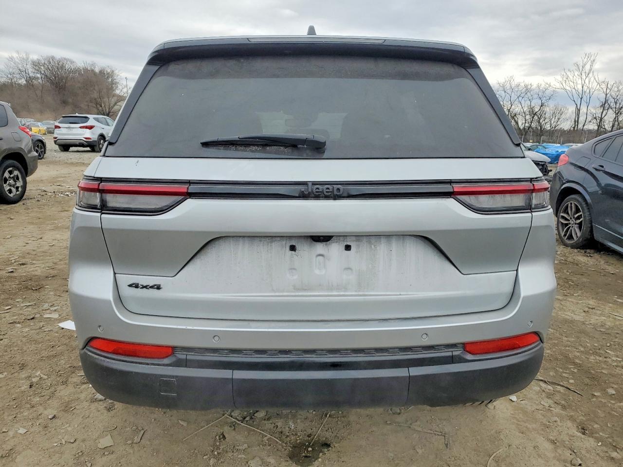 2024 JEEP GRAND CHEROKEE LAREDO photo 6