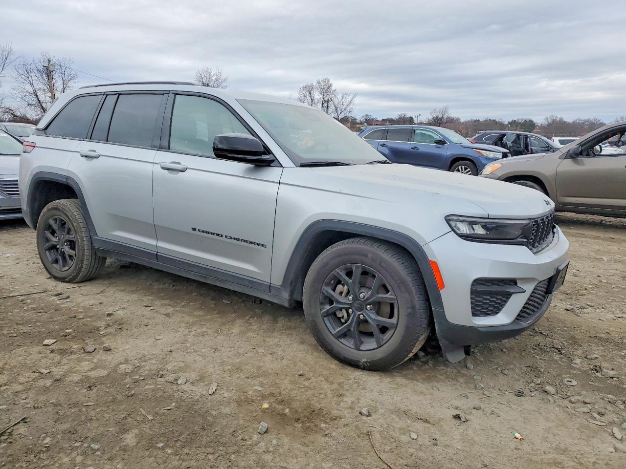 2024 JEEP GRAND CHEROKEE LAREDO photo 4