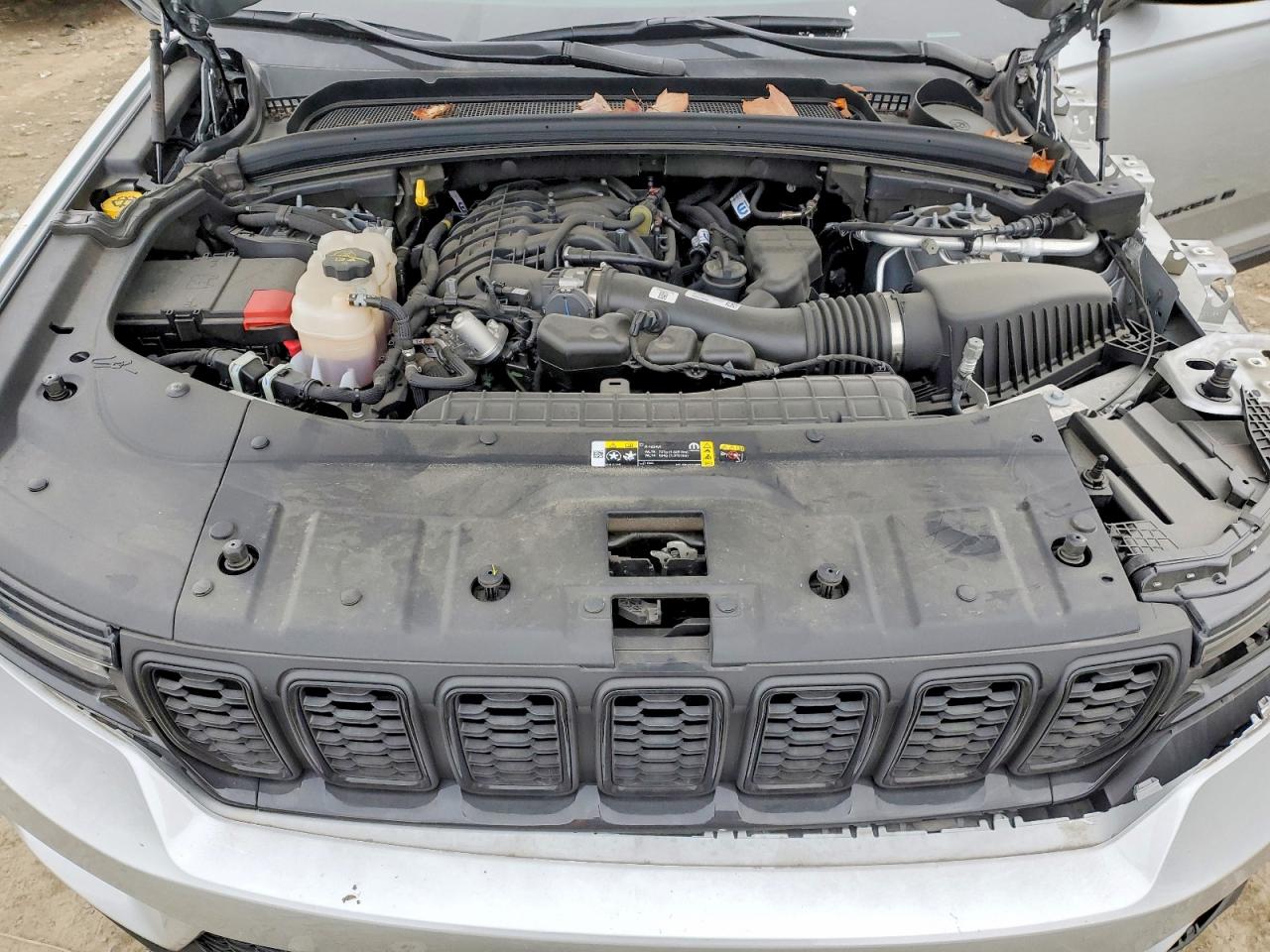 2024 JEEP GRAND CHEROKEE LAREDO photo 12