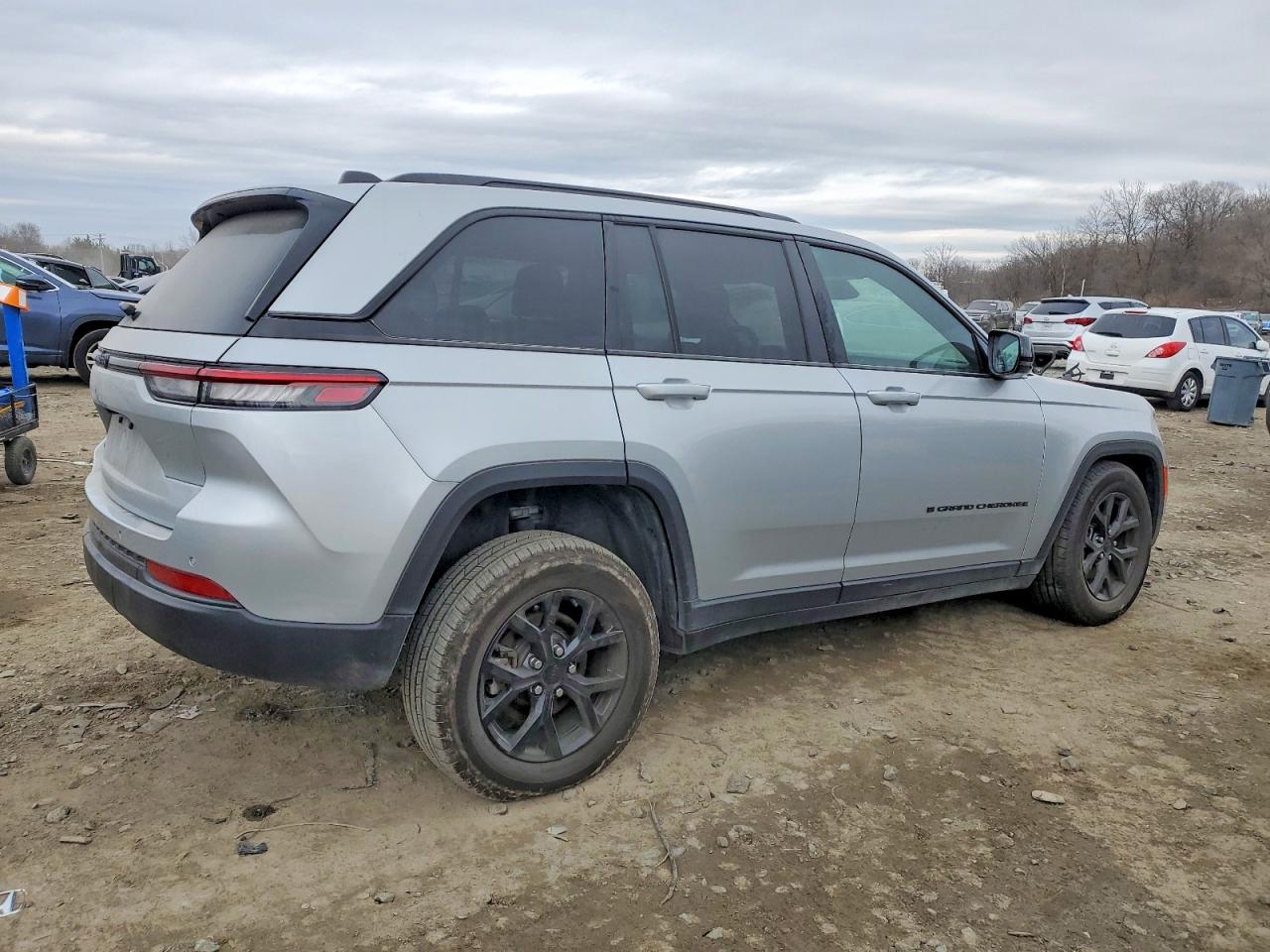 2024 JEEP GRAND CHEROKEE LAREDO photo 3